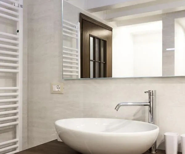 Rialto Corte Dei Sansoni Canal View By Wonderful Italy * Venise