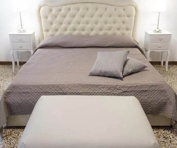 Rialto Corte Dei Sansoni Canal View By Wonderful Italy