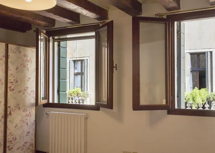 Rialto Corte Dei Sansoni Canal View By Wonderful Italy Venise